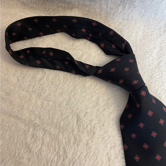 Classic Black Tie with Red Diamond Pattern - Picture 3 of 6